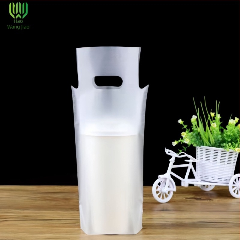 Sac de ambalare pentru băuturi la pachet cu ceașă simplă sau dublă, plastic, turnare prin blown film; alimentare; compatibil cu pahare de 450–700 ml; transparent sau mat; tip ambalaj: pungă