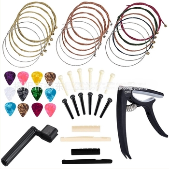 Set de accesorii pentru chitară: corzi, plectre, capo, tuner și unealtă de schimbare a corzilor, în husă; Material: metal/electronice/ABS; Brand: XR; Pentru instrumente cu corzi occidentale