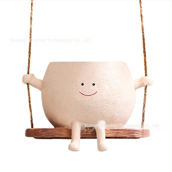 Decor pentru ghiveci din rășină cu față zâmbitoare pe leagăn — WePlus; Material: rășină; Proces: proces de rășină; Cadou gata