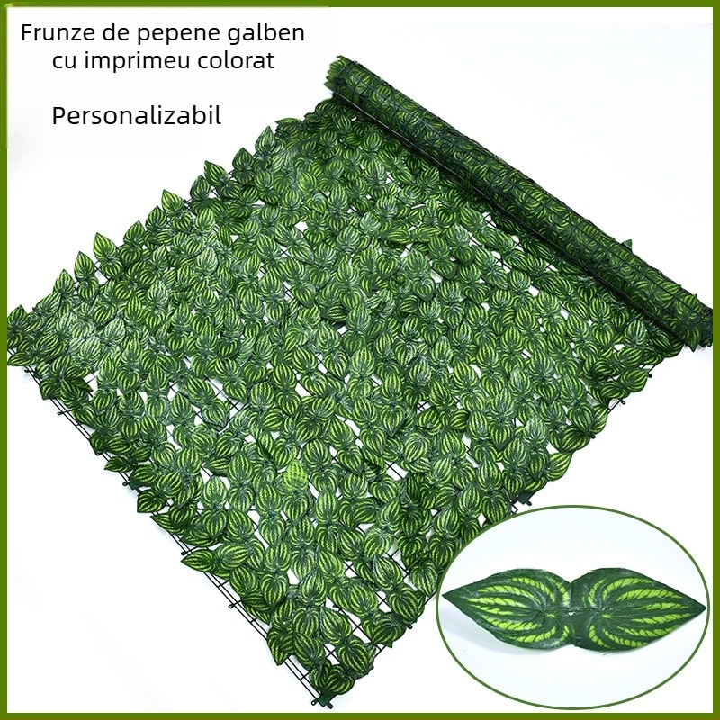 Gard decorativ cu frunze artificiale și elemente din ratan pentru exterior