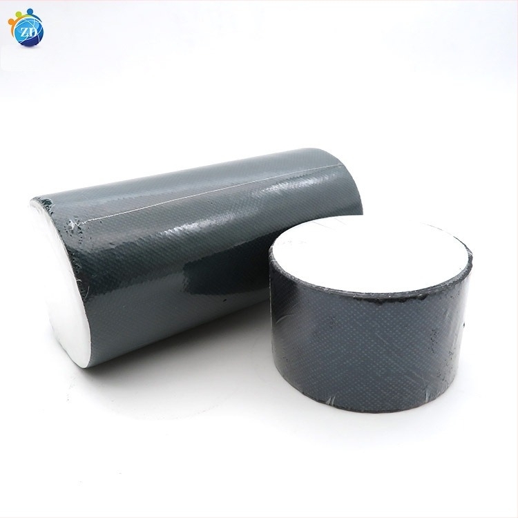 Bandă pentru îmbinare gazon artificial, cu dublu adeziv, cu suport din țesătură nețesută, adeziv pe bază de cauciuc, grosime 0,6 mm, miez de hârtie