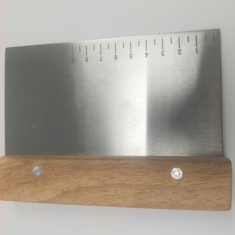 Universea cuțit din oțel inoxidabil pentru tăierea făinii, cu scară de măsurare și racletă pentru rulouri de orez și tăierea torturilor semicirculare