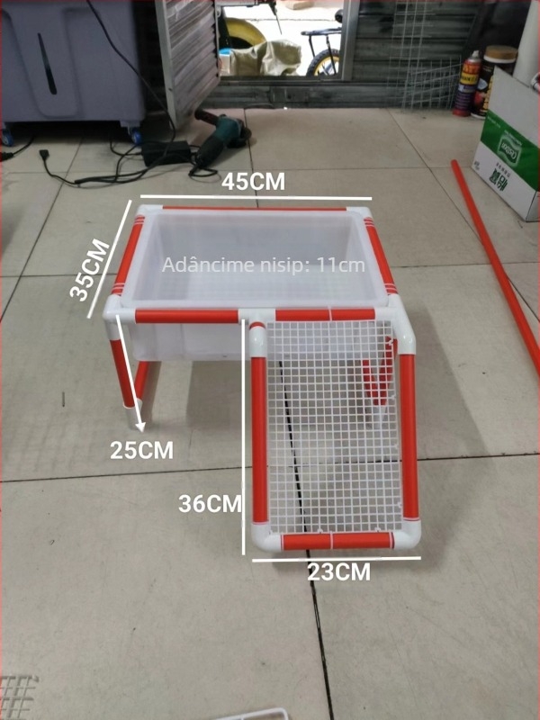 Platformă cu plasă pentru bazinul de depunere a ouălor la țestoase, cu adăpost arc pentru reproducere