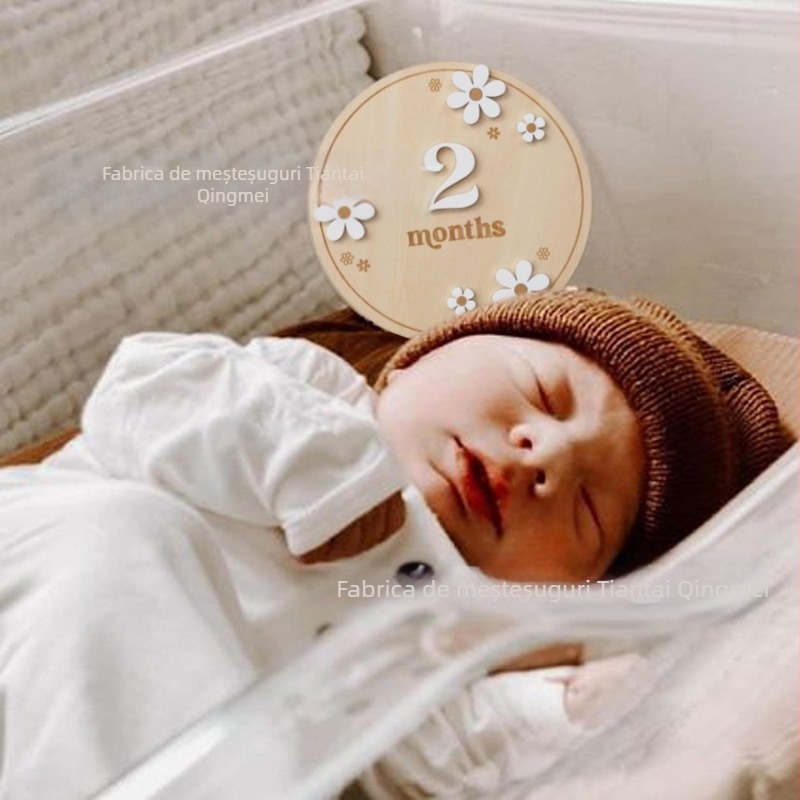 Suvenir din lemn pentru bebeluș – semn de naștere rotund din Boxwood, decor cu floare pe o singură față