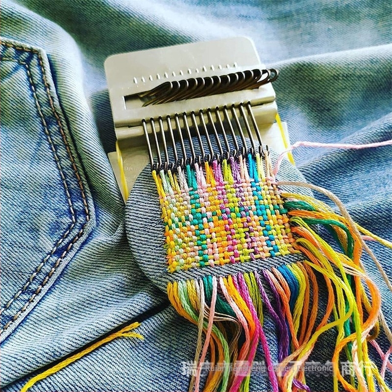 Mașină de țesut pentru uz casnic — mini ediție portabilă pentru broderie și țesut; origine Wenzhou; cutie 100 buc.; greutate brută 210; stil: stil chinezesc; prelucrare și personalizare: Nu.