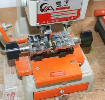 Clemă multifuncțională pentru chei, pentru frezare internă și externă – dispozitiv auxiliar