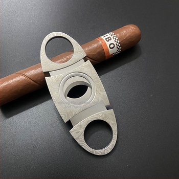 Tăietor de trabucuri din oțel inoxidabil, model gravat, lamă dublă, portabil (oțel inoxidabil; model gravat; lamă dublă)