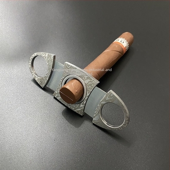 Tăietor de trabucuri din oțel inoxidabil, model gravat, lamă dublă, portabil (oțel inoxidabil; model gravat; lamă dublă)