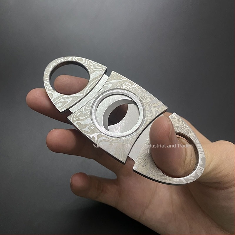 Tăietor de trabucuri din oțel inoxidabil, model gravat, lamă dublă, portabil (oțel inoxidabil; model gravat; lamă dublă)