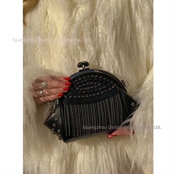 Geantă de umăr din PU, formă de scoică — închidere cu clips, stil subraț, buzunare interne pentru telefon și buzunar cu fermoar