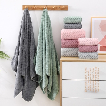 Prosop de baie cu model frunze de copac, fleece coral, fir 150D, margine cusută, greutate 80–100 g