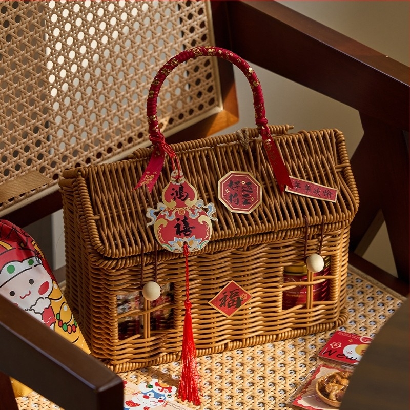 Set cadou de Anul Nou în cutie din răchită cu biscuiți, nuci și tort – 20 pandantive cu ciucuri, cutie cadou din răchită și două panglici norocoase (Anul Șerpiului)