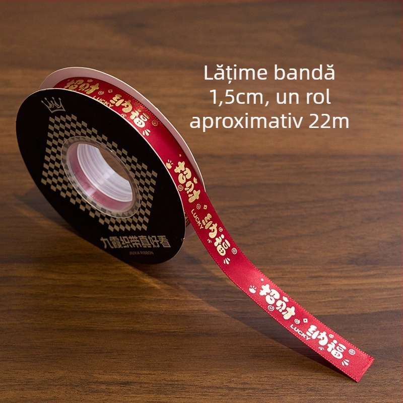 Set cadou de Anul Nou în cutie din răchită cu biscuiți, nuci și tort – 20 pandantive cu ciucuri, cutie cadou din răchită și două panglici norocoase (Anul Șerpiului)