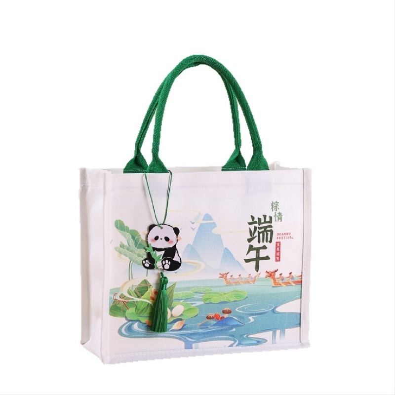 Geantă de ambalare cadouri din canvas laminat; Material ecologic poliester-bumbac; Imprimare logo disponibilă; Metode de imprimare: serigrafie, imprimare pe mașină, digitală, transfer termic; Distribuție en-gros + personalizabil