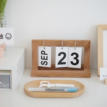 Calendar de birou din lemn cu pagini care se răsfoiesc și calendar perpetuu — stil Artă Modernă; Material: lemn; Mecanism: natural, semi-manual, semi-mechanic