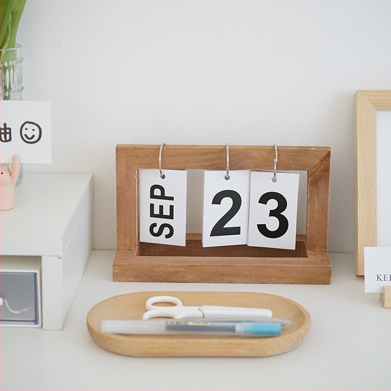 Calendar de birou din lemn cu pagini care se răsfoiesc și calendar perpetuu — stil Artă Modernă; Material: lemn; Mecanism: natural, semi-manual, semi-mechanic