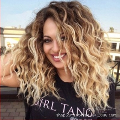 Perucă scurtă cu bucle, stil exotic, fibră sintetică rezistentă la căldură, model RX0619, breton mediu, aspect realist