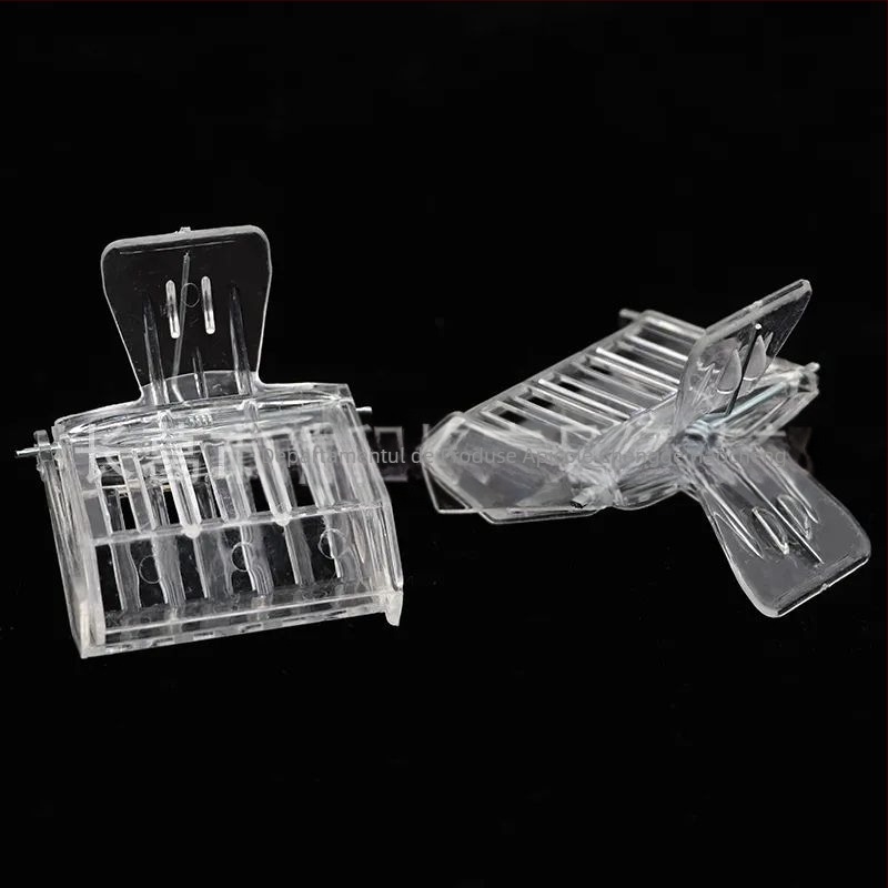 Unealtă de apicultură pentru capturarea reginei: clipsuri plastice și cuier pentru cuibul reginei, marcă Haocheng bee products business department, pentru apicultură și zootehnie