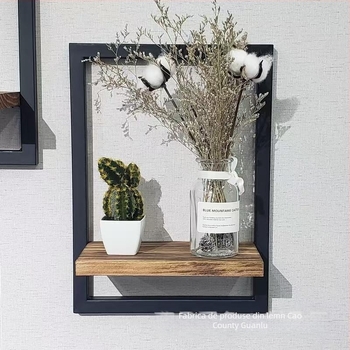 Raft de depozitare din lemn montat pe perete, cu ramă dreptunghiulară pentru fotografii, design modern minimalist.