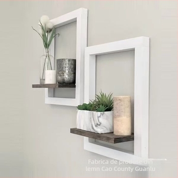 Raft de depozitare din lemn montat pe perete, cu ramă dreptunghiulară pentru fotografii, design modern minimalist.