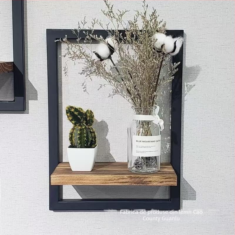 Raft de depozitare din lemn montat pe perete, cu ramă dreptunghiulară pentru fotografii, design modern minimalist.