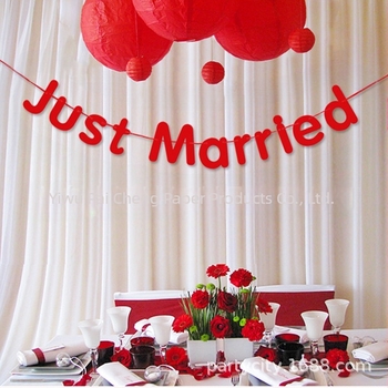 Elemente de decor pentru spațiul nunții — drapeluri atârnate pentru atmosfera miresei și a mirelui, stil simplu.