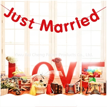 Elemente de decor pentru spațiul nunții — drapeluri atârnate pentru atmosfera miresei și a mirelui, stil simplu.