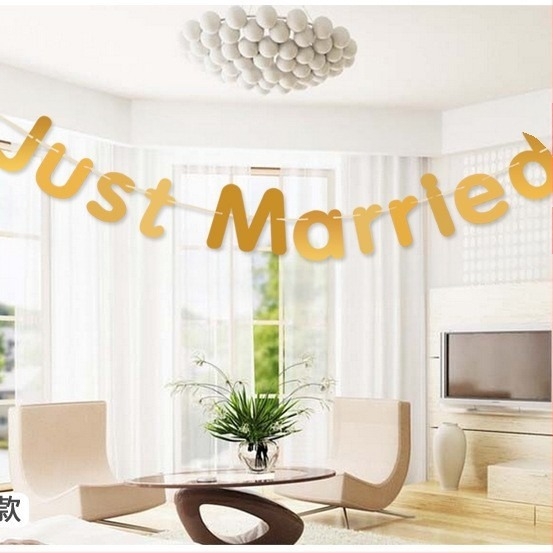 Elemente de decor pentru spațiul nunții — drapeluri atârnate pentru atmosfera miresei și a mirelui, stil simplu.