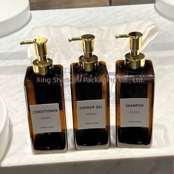 Sticlă pătrată din plastic cu pompă pentru uz hotelier – balsam, loțiune, ulei de masaj (Origine: Shaoxing, Zhejiang; Material: PET; Tehnică de fabricație: Blow molding; Ambalare: Ambalaj cosmetic)