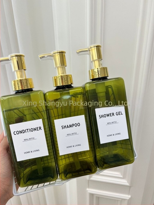 Sticlă pătrată din plastic cu pompă pentru uz hotelier – balsam, loțiune, ulei de masaj (Origine: Shaoxing, Zhejiang; Material: PET; Tehnică de fabricație: Blow molding; Ambalare: Ambalaj cosmetic)