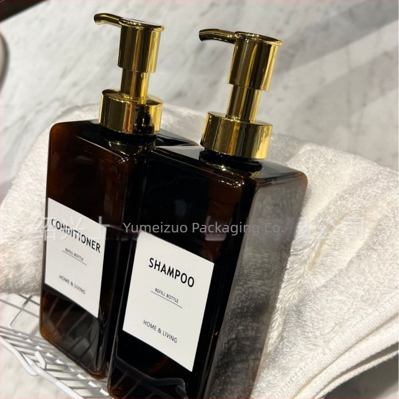 Sticlă pătrată din plastic cu pompă pentru uz hotelier – balsam, loțiune, ulei de masaj (Origine: Shaoxing, Zhejiang; Material: PET; Tehnică de fabricație: Blow molding; Ambalare: Ambalaj cosmetic)