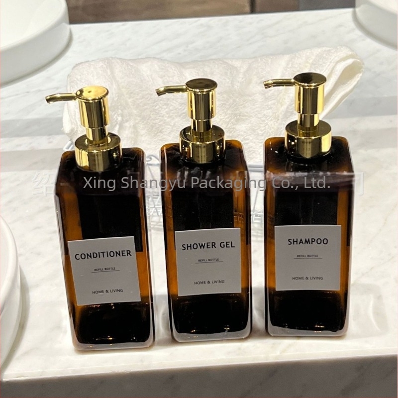 Sticlă pătrată din plastic cu pompă pentru uz hotelier – balsam, loțiune, ulei de masaj (Origine: Shaoxing, Zhejiang; Material: PET; Tehnică de fabricație: Blow molding; Ambalare: Ambalaj cosmetic)