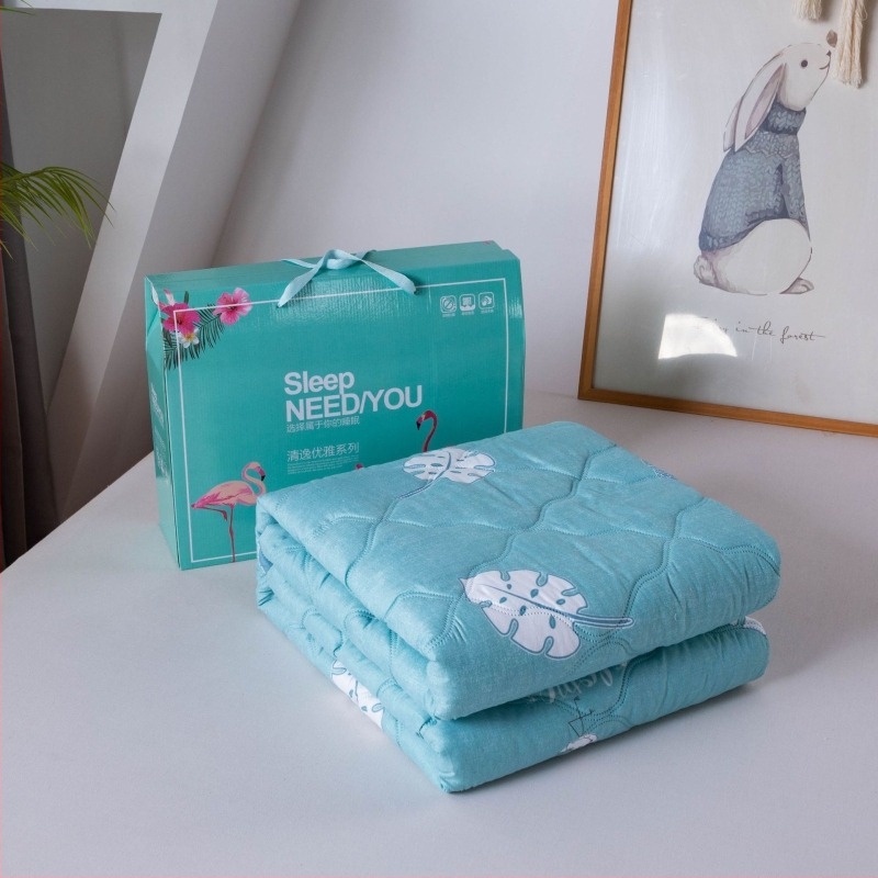 Pătură răcoroasă de vară în cutie cadou, imprimare reactive, umplutură din fibre sintetice (~95%), țesătură din poliester, greutate sub 1 kg, vară