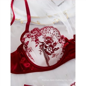Set sutien cu cupă 3/4, bretele fixe, dublu, închidere la spate cu trei rânduri de cârlige, poliester respirabil 95–100%