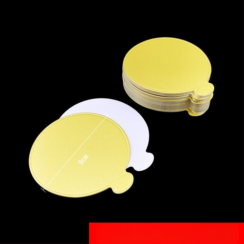 Bază triunghiulară de mousse pentru prăjituri, hârtie de copt din carton alb alimentar, 350 g/m², acoperire aurie, stil modern minimalist.