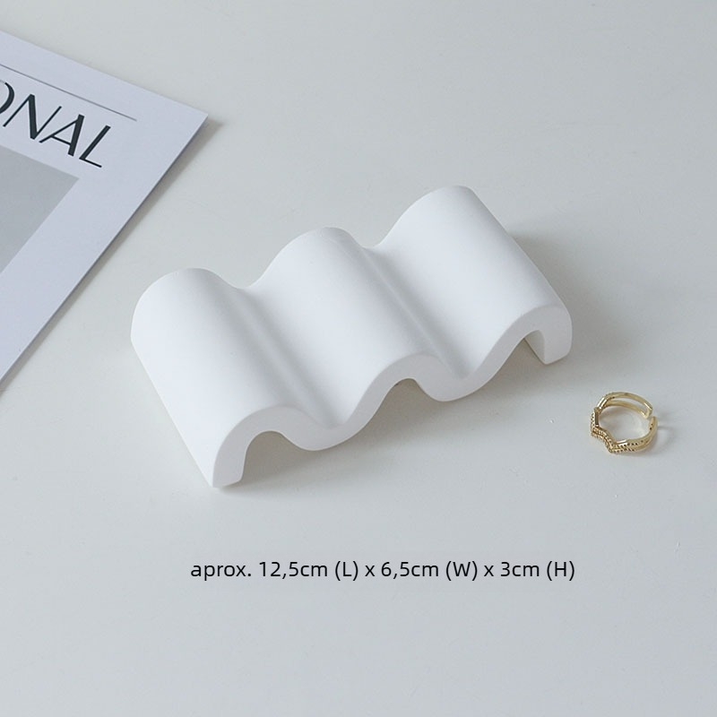 Fundal din ipsos pentru fotografiere – design minimalist cu scară ondulată neregulată pentru fotografii de produse