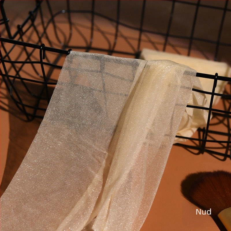 Colanți din nylon, finisaj invizibil, culoare solidă, țesătură subțire, poziție chilot pe o singură parte (Nylon; Finis invizibil; Culoare solidă; Țesătură subțire; Poziție chilot pe o singură parte)