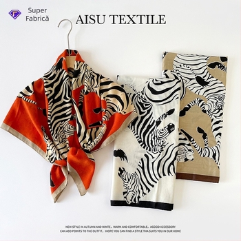 Șal de mătase cu model herringbone și imprimeu zebra, țesătură plată, colecția vară 2025, accesorii versatile, de înaltă calitate.