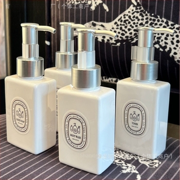 Sticluță de loțiune pentru călătorii, formă plată pătrată, pompa mată argintie, PET material, origine Shaoxing, Zhejiang