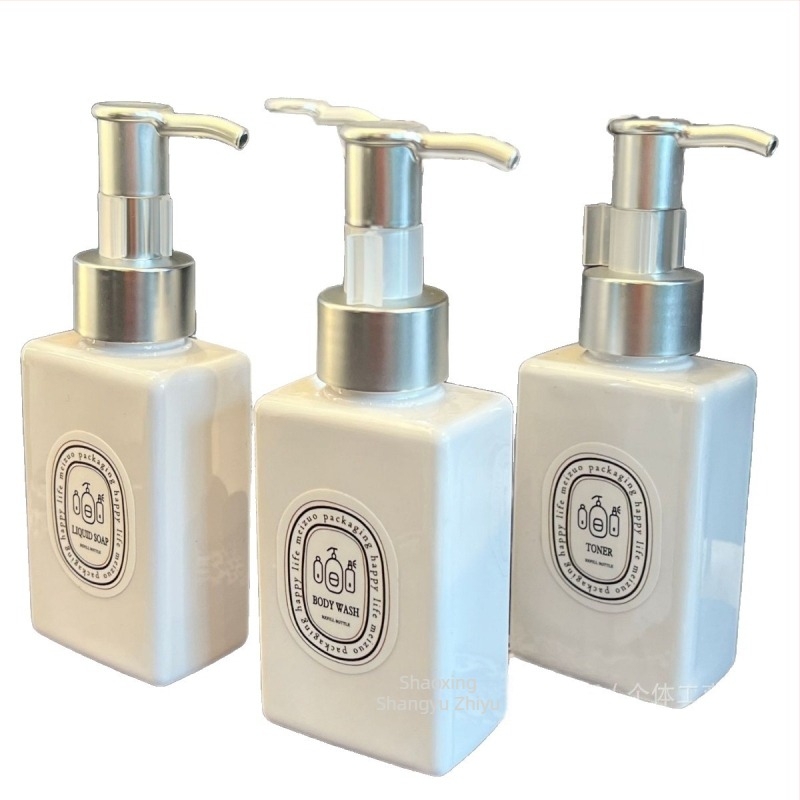 Sticluță de loțiune pentru călătorii, formă plată pătrată, pompa mată argintie, PET material, origine Shaoxing, Zhejiang