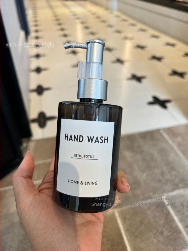 Set călător într-o sticlă cilindrică de 200ml, Brand Craftsmanship, PET, Blow molding, Nivel ambalaj 3, AJ200ml