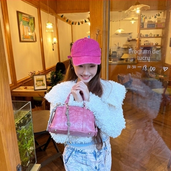 Geantă crossbody în formă de pernă, închidere cu clapetă, buzunar ascuns cu fermoar și buzunar exterior cu fermoar