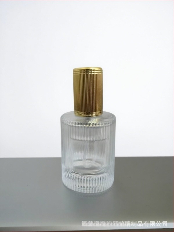 Sticlă de parfum din sticlă cu gât filet, corp rotund transparent, sticlă cu dungi verticale îngroșate, pulverizator lateral mare, capac greu