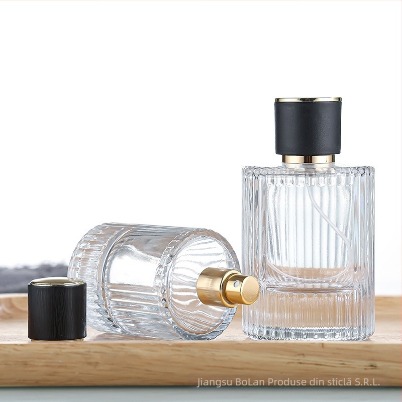 Sticlă de parfum din sticlă cu gât filet, corp rotund transparent, sticlă cu dungi verticale îngroșate, pulverizator lateral mare, capac greu