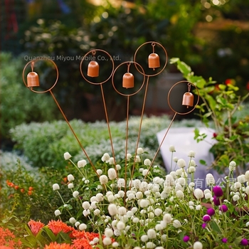 Ornament metalic vintage pentru grădină — 5 clopoței pe suporturi, pentru interior și exterior, design minimalist din metal