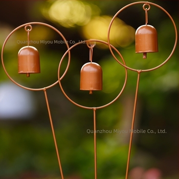 Ornament metalic vintage pentru grădină — 5 clopoței pe suporturi, pentru interior și exterior, design minimalist din metal