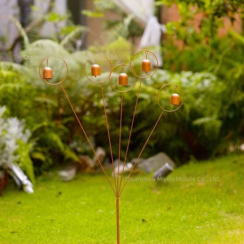 Ornament metalic vintage pentru grădină — 5 clopoței pe suporturi, pentru interior și exterior, design minimalist din metal