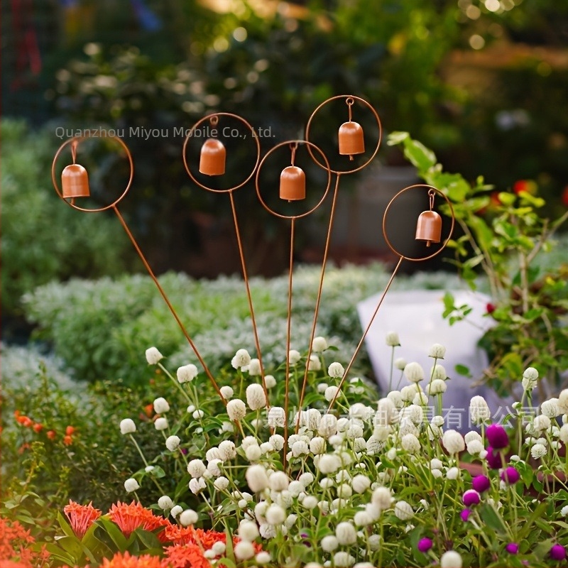 Ornament metalic vintage pentru grădină — 5 clopoței pe suporturi, pentru interior și exterior, design minimalist din metal