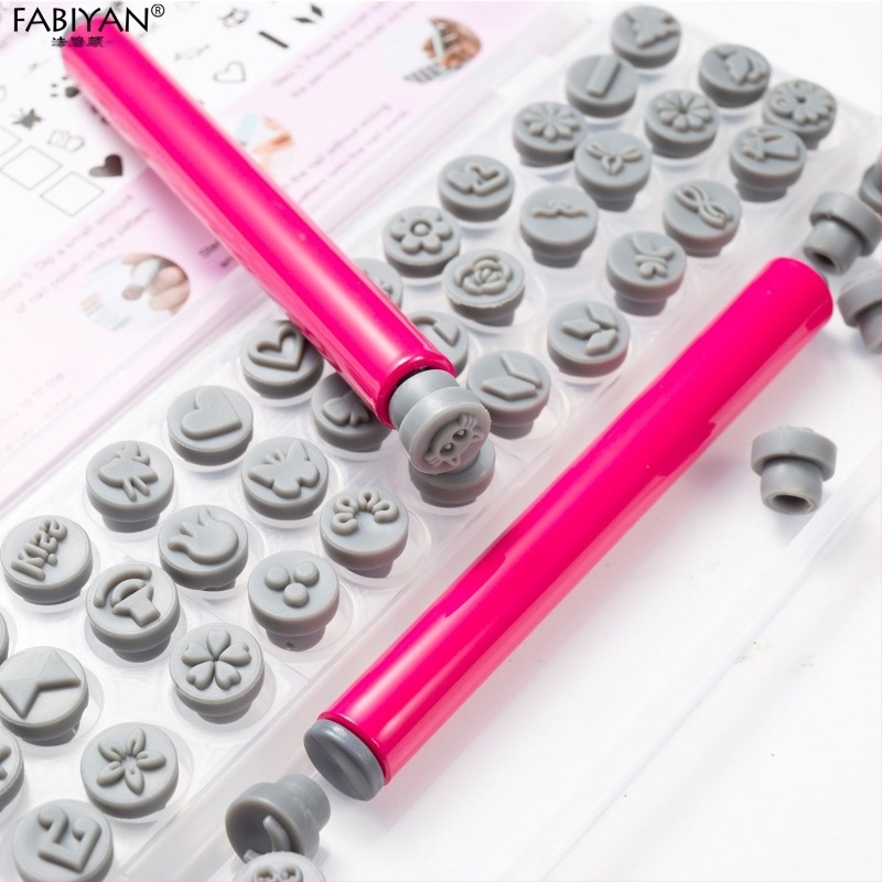 Set de ștampilare unghii cu 48 capete din silicon înlocuibile — Motive fluture și floare; Material plastice; Greutate netă 75–80 g