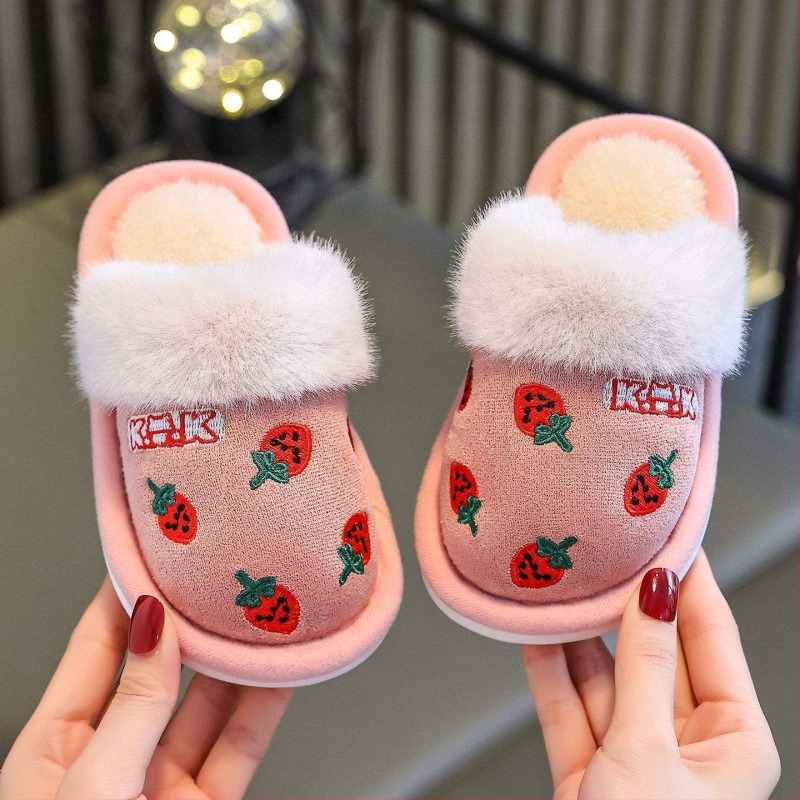 Papuci de interior pentru fetițe cu model căpșună, desen animat, talpă PVC antiderapant, moi și ușoare, pentru toamnă–iarna, acasă